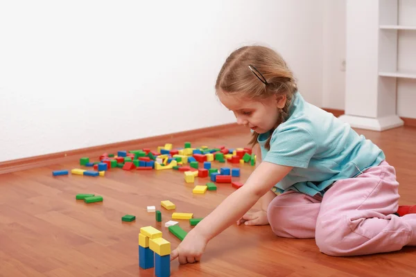 Roztomilá dívka si hraje s bloky — Stock fotografie