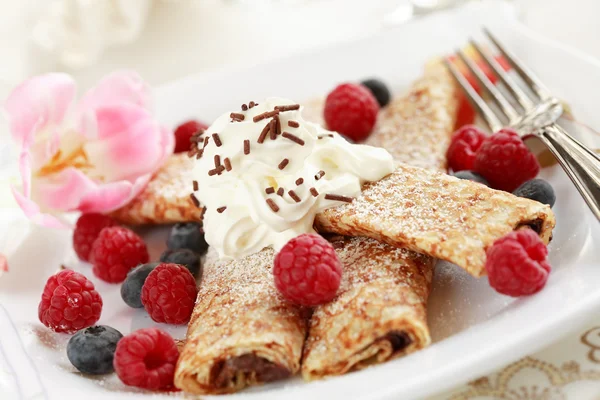 Crepes filled with chocolate and fruits — Stock Photo, Image