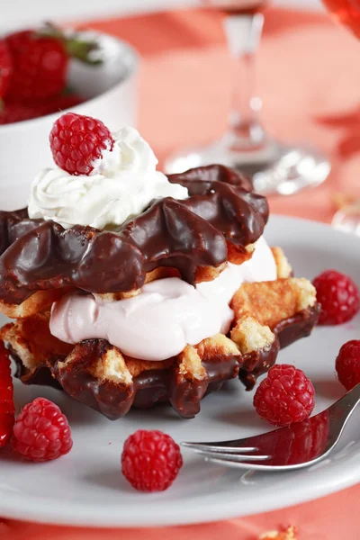 Вафельний десерт з йогуртом та фруктами — стокове фото
