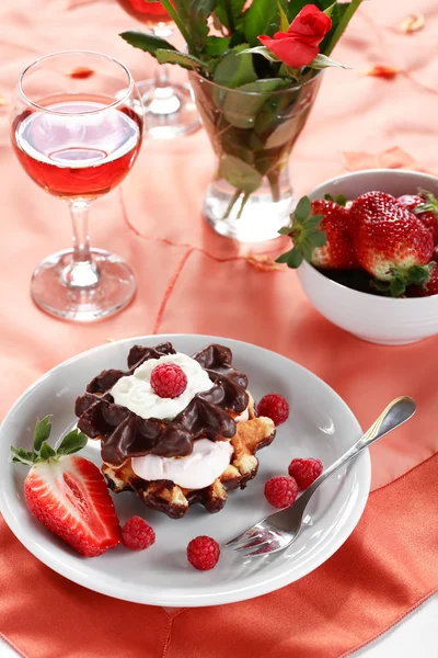 Gofri desszert joghurttal és gyümölccsel — Stock Fotó