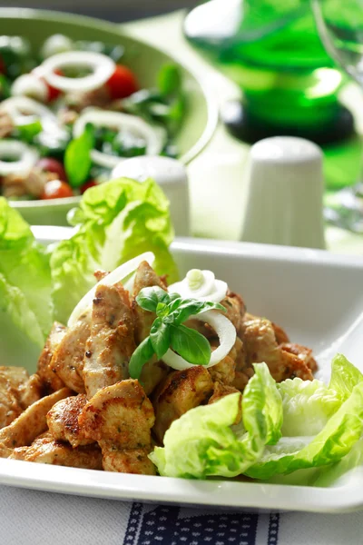 Rayures de poulet avec salade — Photo