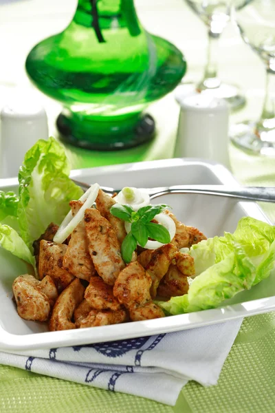 Hühnerstreifen mit Salat — Stockfoto
