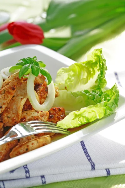 Listras de frango com salada — Fotografia de Stock