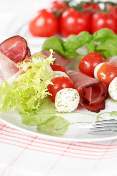 Tomatoes and mozzarella — Stock Photo, Image
