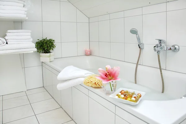 Détail salle de bain en blanc — Photo