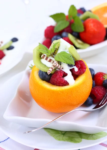 Oranje gevuld met fruit — Stockfoto
