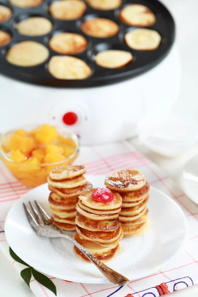 Sweet pancakes with pancake maker — Stock Photo, Image