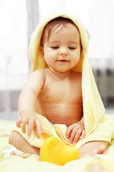 Милый ребенок после ванны — стоковое фото