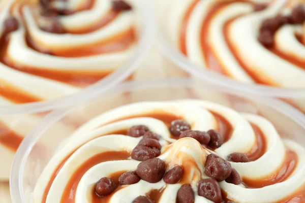 Vanília fagylalt karamellel — Stock Fotó