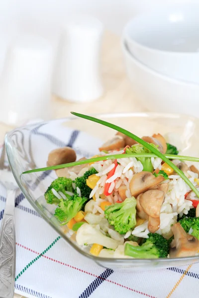Salada de arroz com legumes — Fotografia de Stock