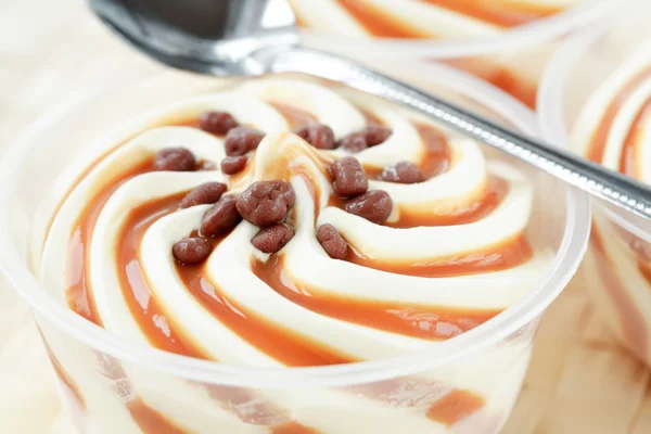 Vanilla ice cream with caramel — Stock Photo, Image