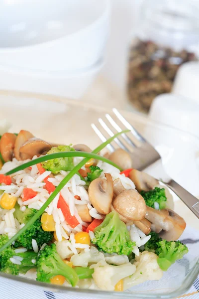 Rijst salade met plantaardige — Stockfoto