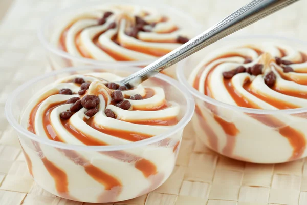 캐러멜 과 함께 있는 바닐라 아이스크림 — 스톡 사진