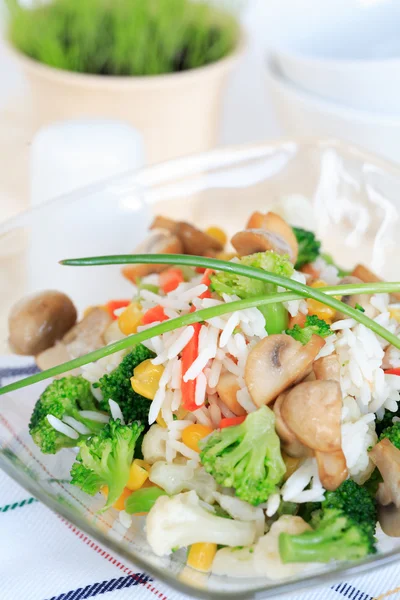 Rýžový salát se zeleninou — Stock fotografie