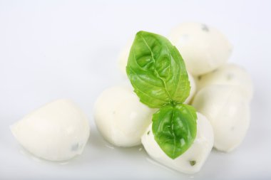 Fesleğenli mozzarella