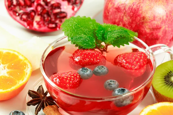 Winter fruit tea with fresh fruits — Stock Photo, Image