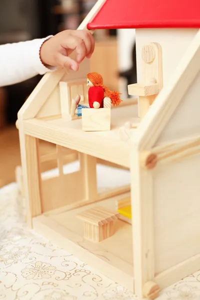 Brincando com a casa da boneca — Fotografia de Stock