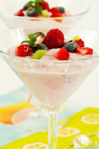 Iogurte com frutas frescas — Fotografia de Stock