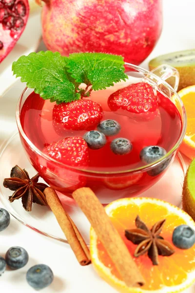 Zimní Ovocný čaj s čerstvým ovocem — Stock fotografie