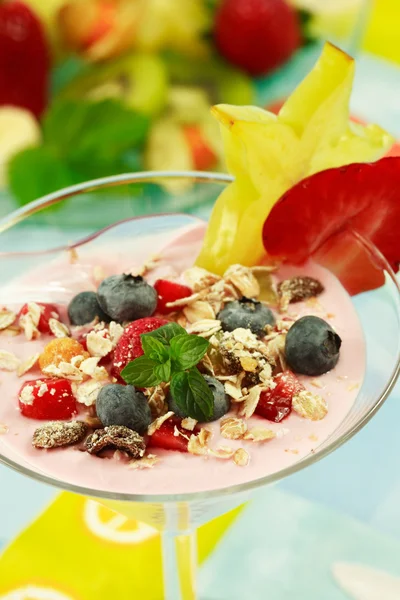 Йогурт зі свіжими фруктами — стокове фото