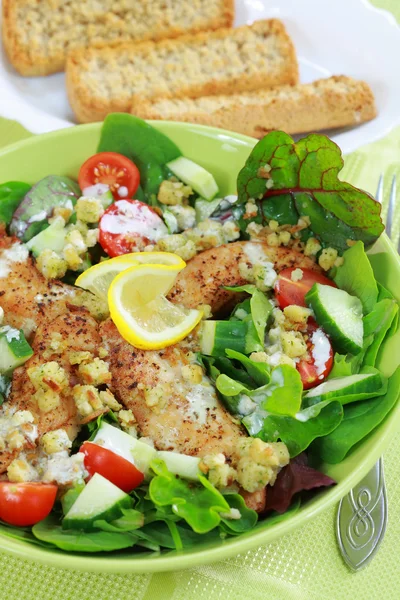 Groene salade met kip strepen — Stockfoto