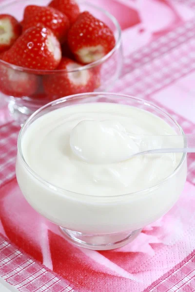 Белый йогурт — стоковое фото