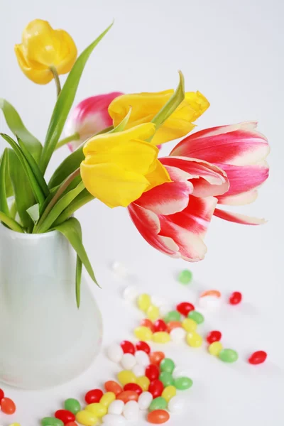 Tulipany w wazonie — Zdjęcie stockowe
