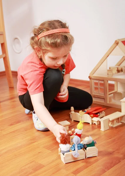 Spelen met doll's house — Stockfoto