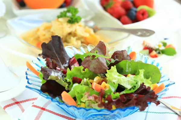 Салат из смешанных овощей — стоковое фото