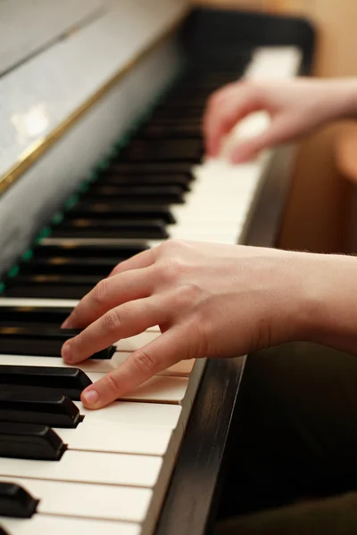 Χέρια που παίζουν πιάνο — Φωτογραφία Αρχείου