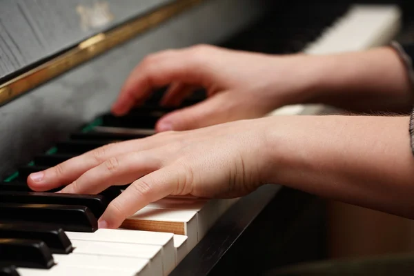 Handen die piano spelen — Stockfoto
