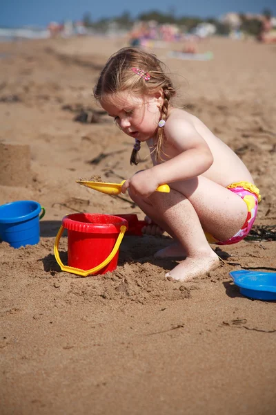 Fille jouant sur la plage — Photo