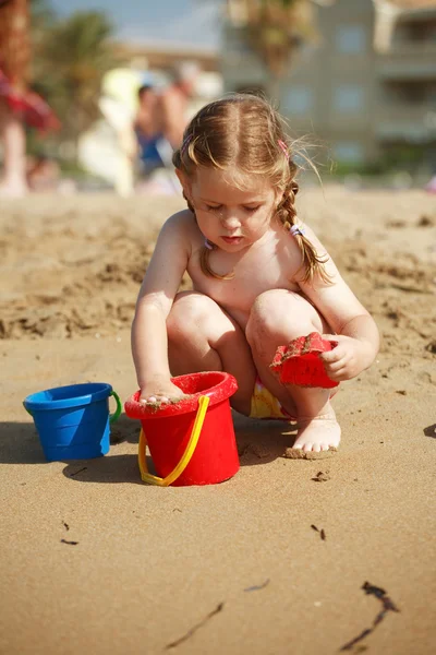 在海滩上玩耍的女孩 — 图库照片