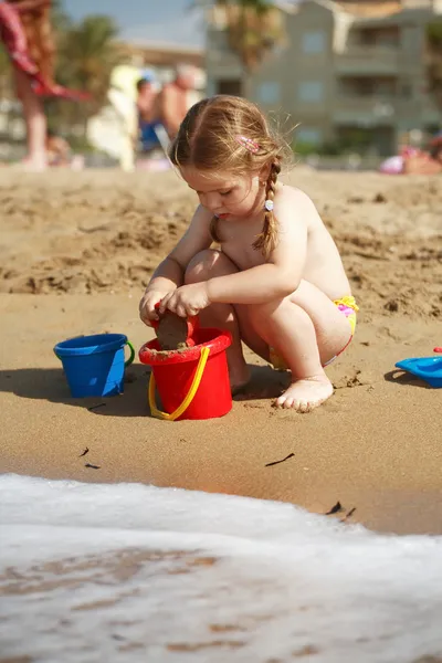Chica jugando en la playa — Foto de Stock