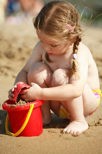 Kumsalda oynayan kız. — Stok fotoğraf