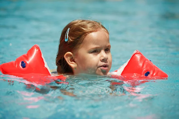 Little girl swimming — Stock Photo, Image