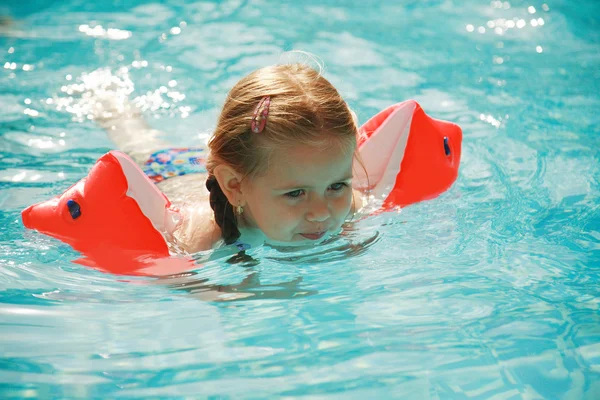 游泳的小女孩 — 图库照片