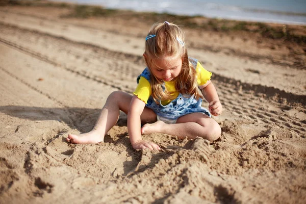 在海滩上玩耍的女孩 — 图库照片