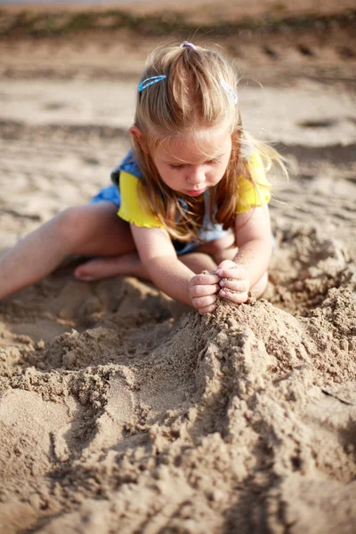 Meisje spelen op het strand — Stockfoto