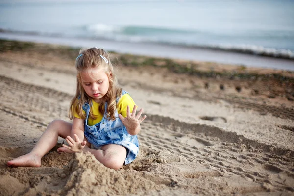 Dívka hraje na pláži — Stock fotografie