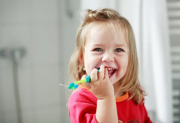 그녀의 치아를 세척 하는 작은 소녀 — 스톡 사진