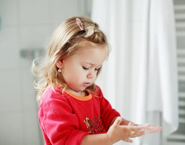그녀의 손을 씻는 작은 소녀 — 스톡 사진