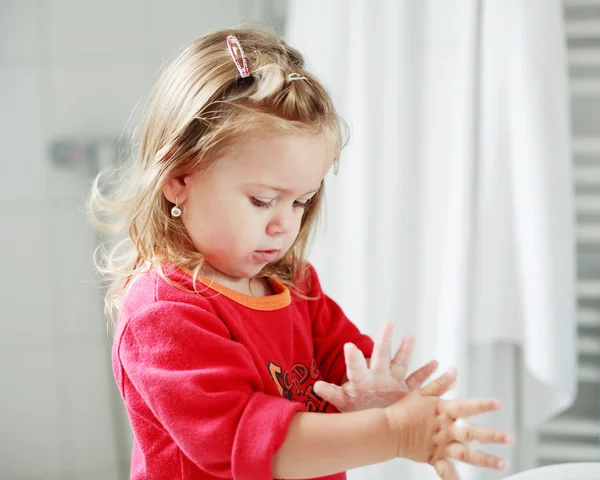그녀의 손을 씻는 작은 소녀 — 스톡 사진