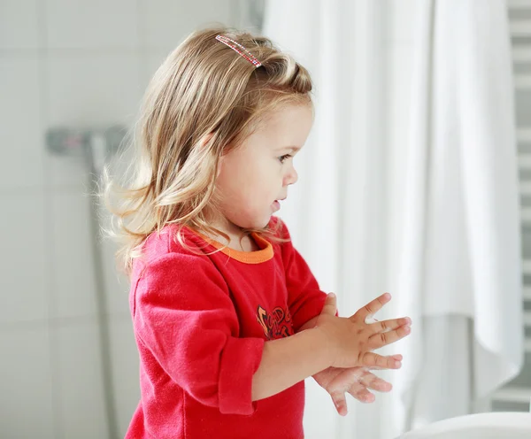 Μικρό κορίτσι πλύσιμο τα χέρια της — Φωτογραφία Αρχείου