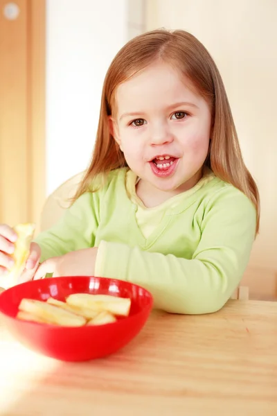 Красивая маленькая девочка ест — стоковое фото