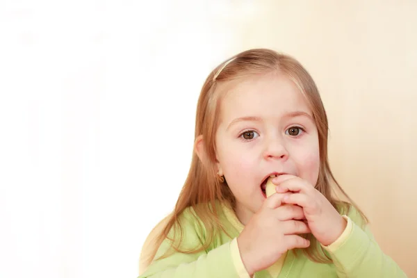 Krásná malá holčička jíst — Stock fotografie