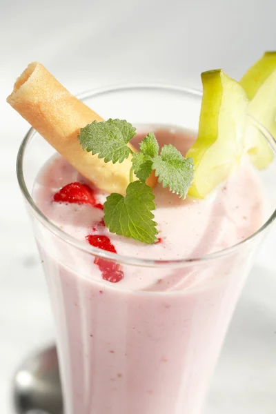 Φράουλα milkshake με φρούτα — Φωτογραφία Αρχείου