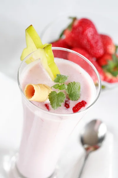 Erdbeer-Milchshake mit Früchten — Stockfoto