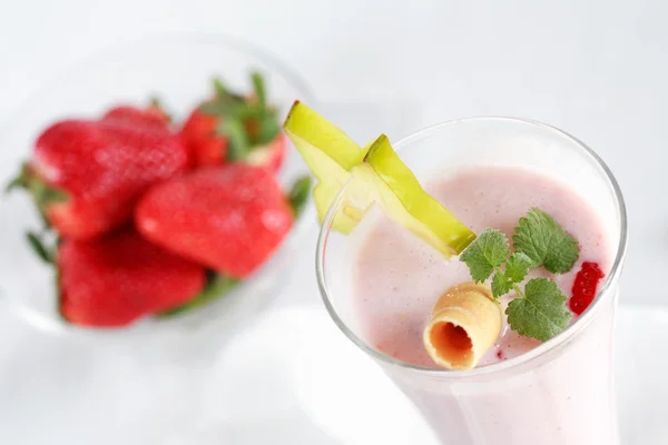 Milkshake de morango com frutas — Fotografia de Stock