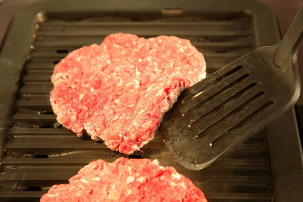 Grilování hamburgery — Stock fotografie